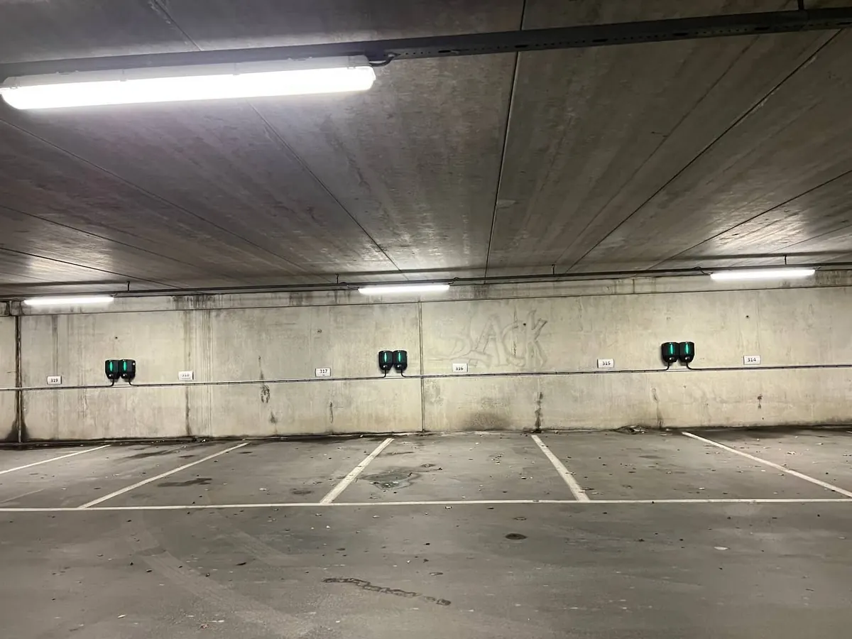Ladeanlegg i parkeringskjeller i borettslag