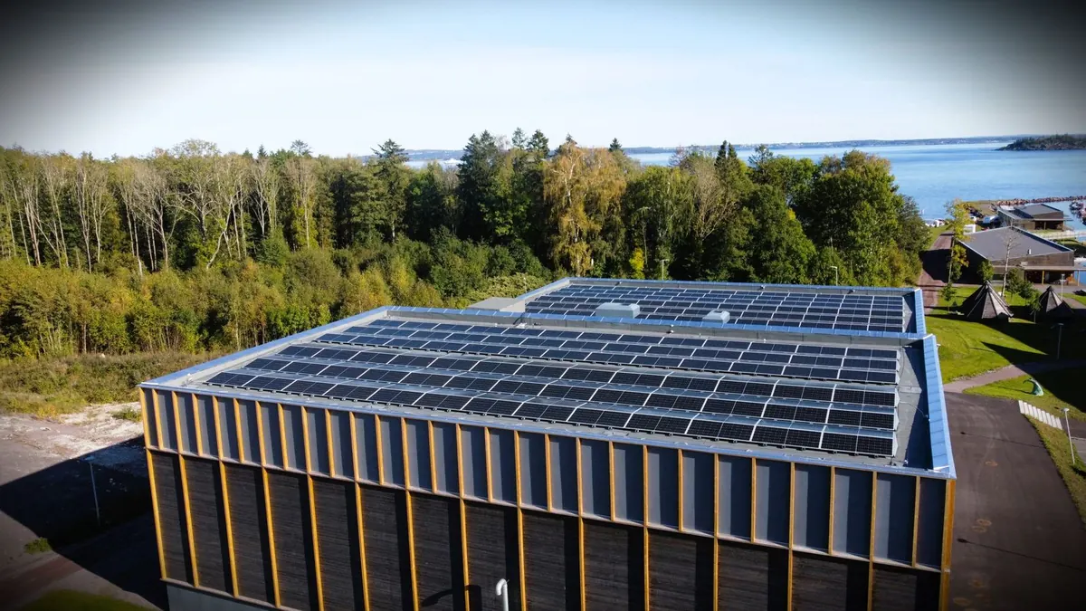 Jotron i Larvik: fasade og tak på samme bygg, 321 kWp