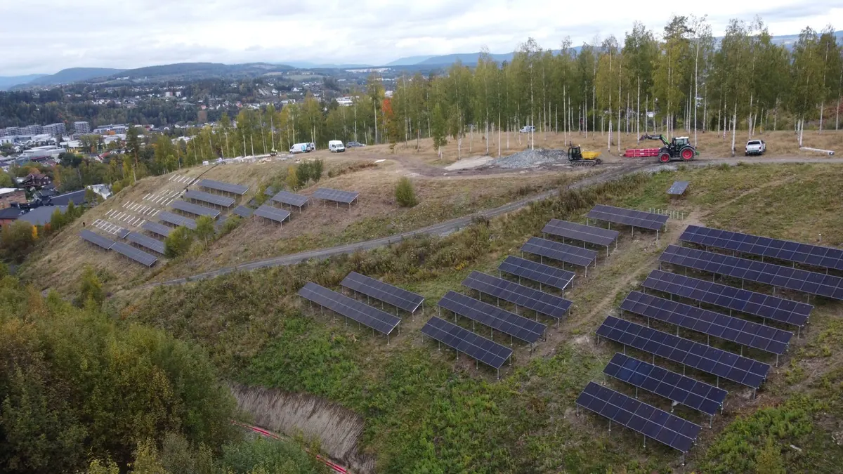 Solcelleanlegg hos Tandberghøgda solkraftverk